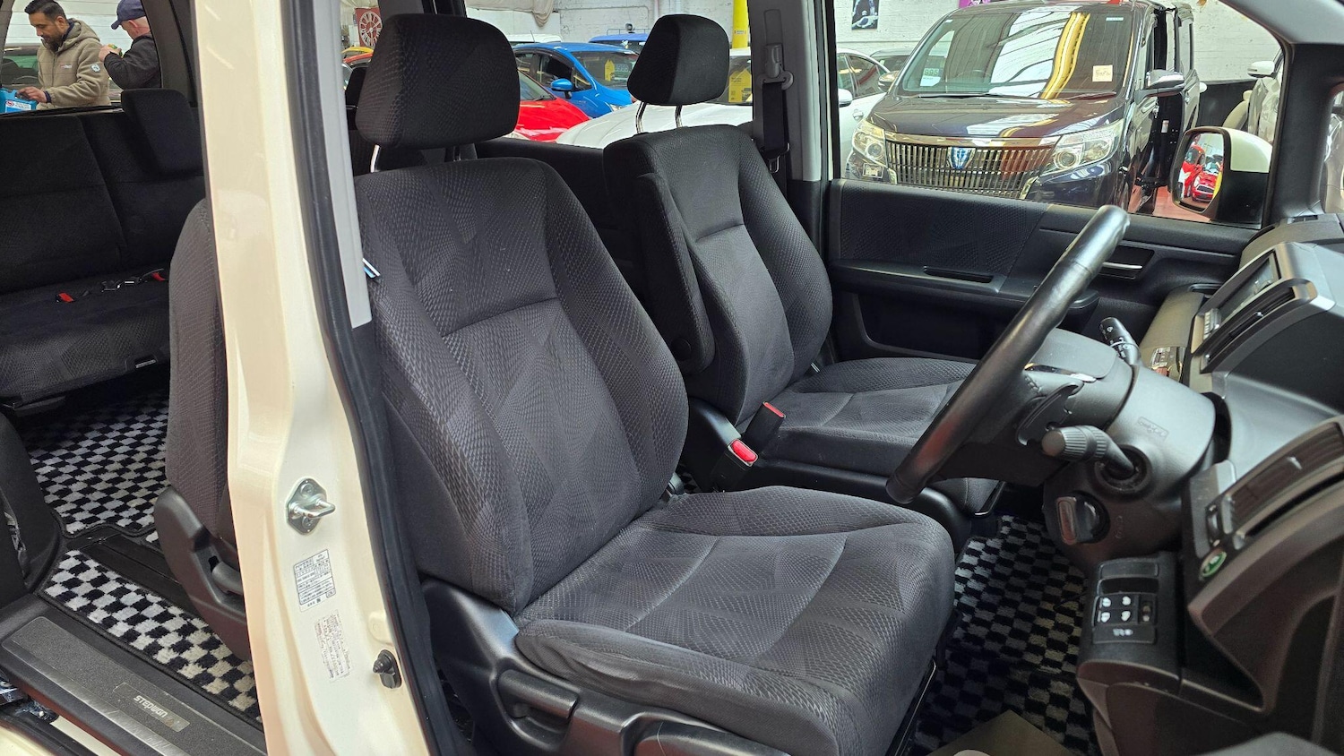 Used Honda Stepwagon 2024 for sale - 77993065: Photo 4