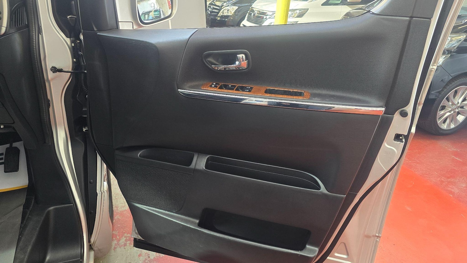 Used Nissan Elgrand for sale - 78086341: Photo 17