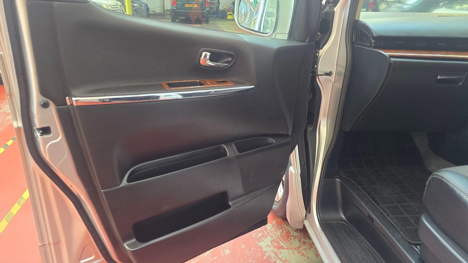 Used Nissan Elgrand for sale - 78086341: Photo 18