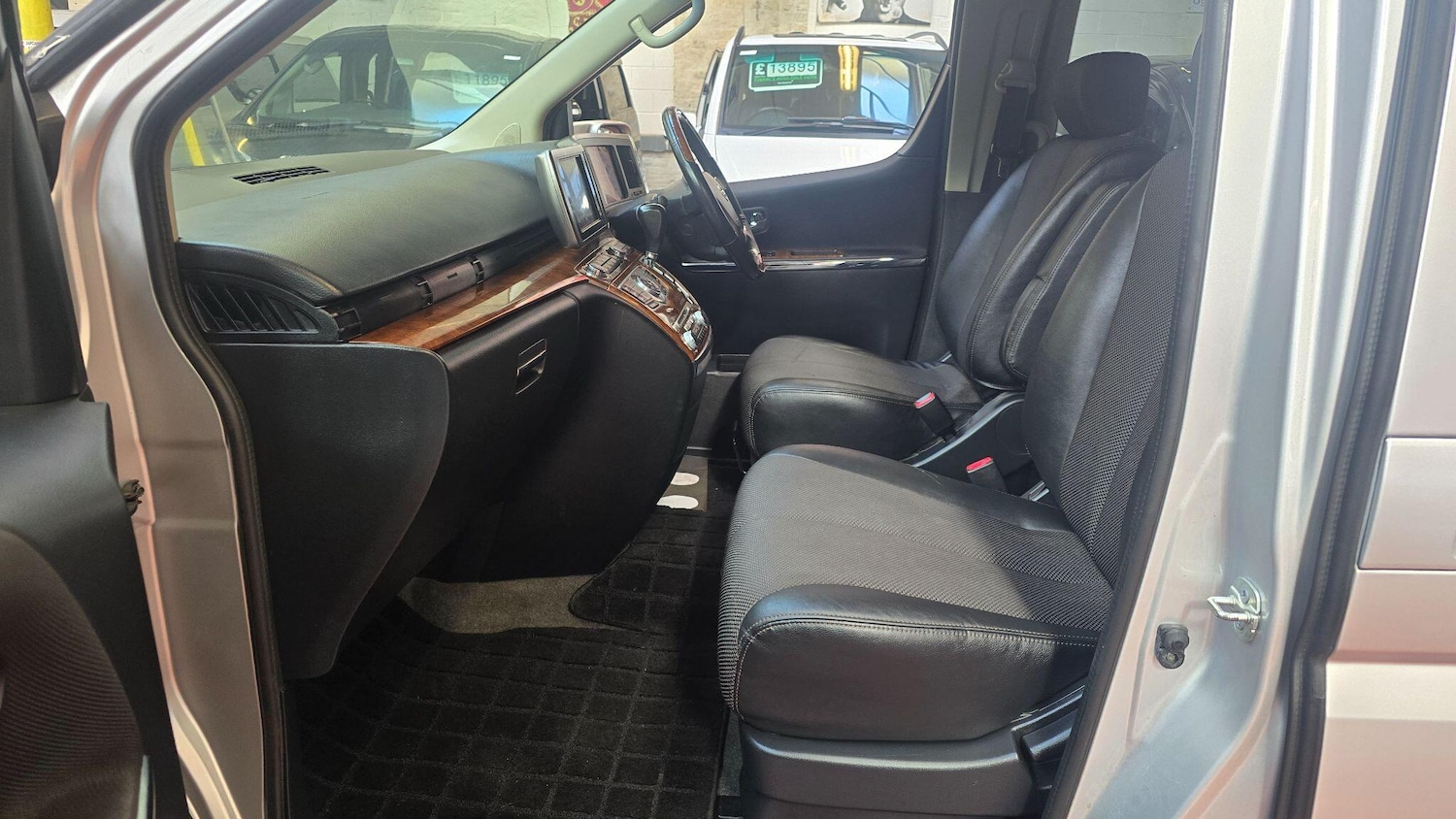 Used Nissan Elgrand for sale - 78086341: Photo 7