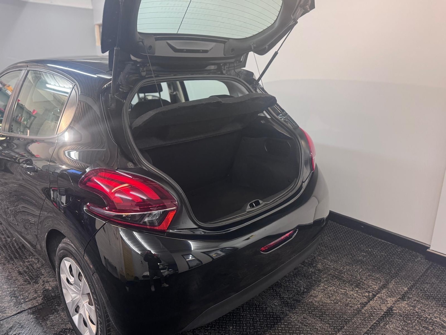 Used Peugeot 208 2016 for sale - 77319924: Photo 13