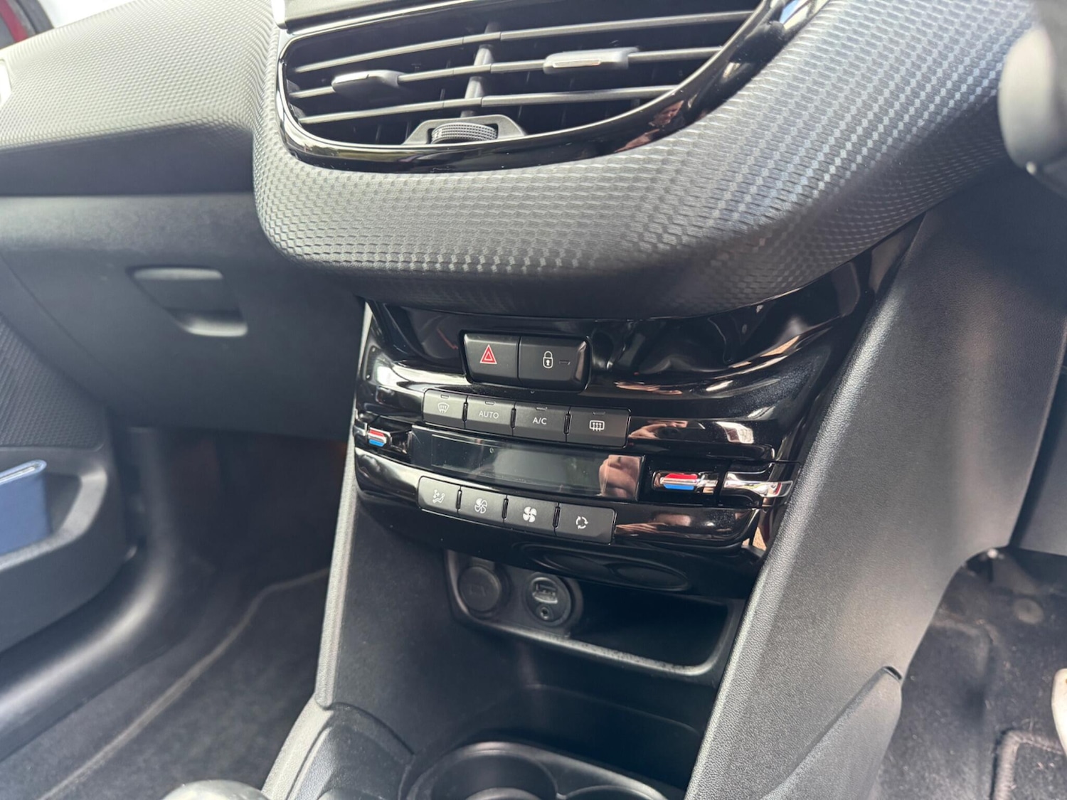 Used Peugeot 208 2015 for sale - 76472609: Photo 23