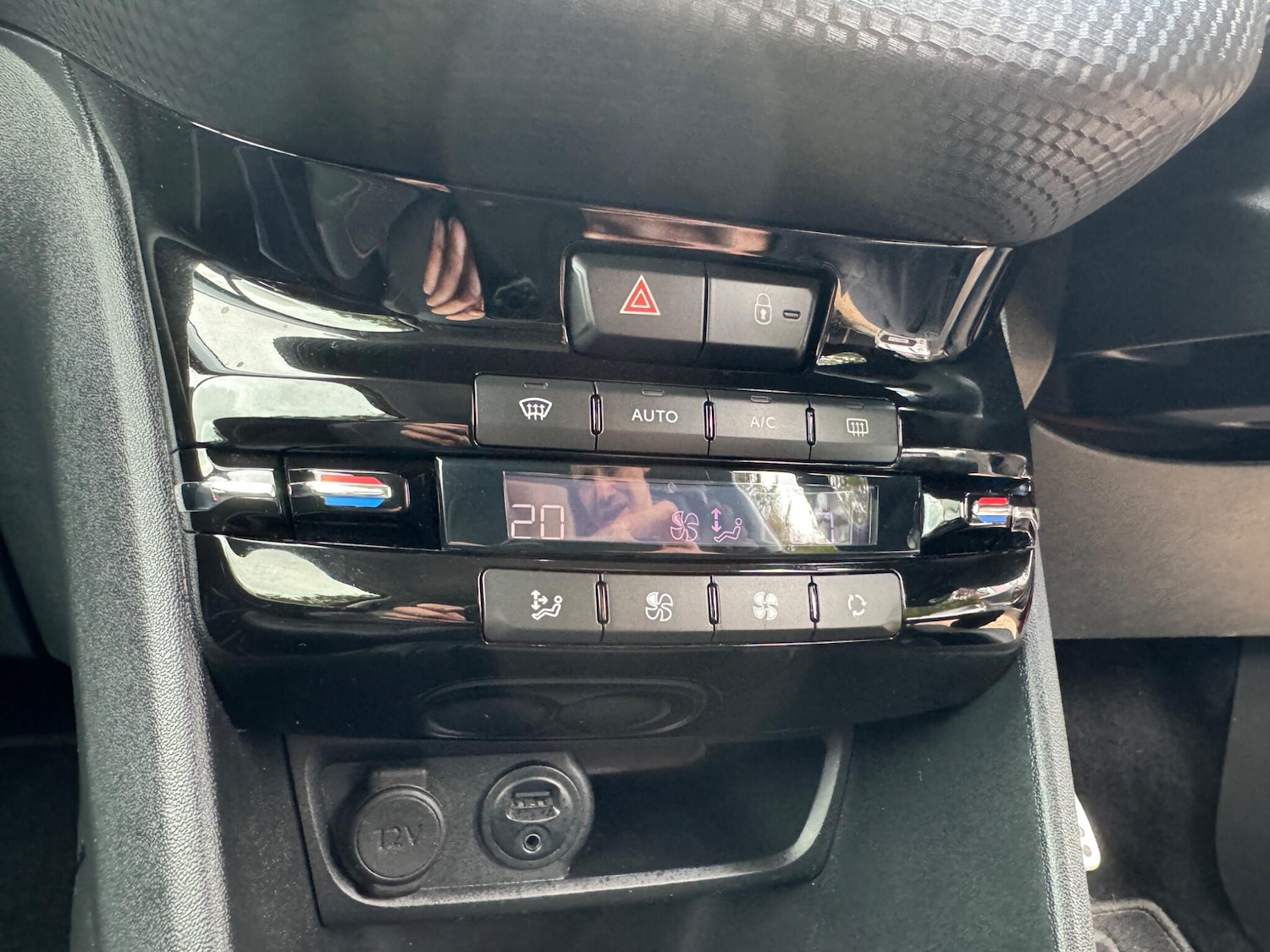 Used Peugeot 208 2015 for sale - 76472609: Photo 26