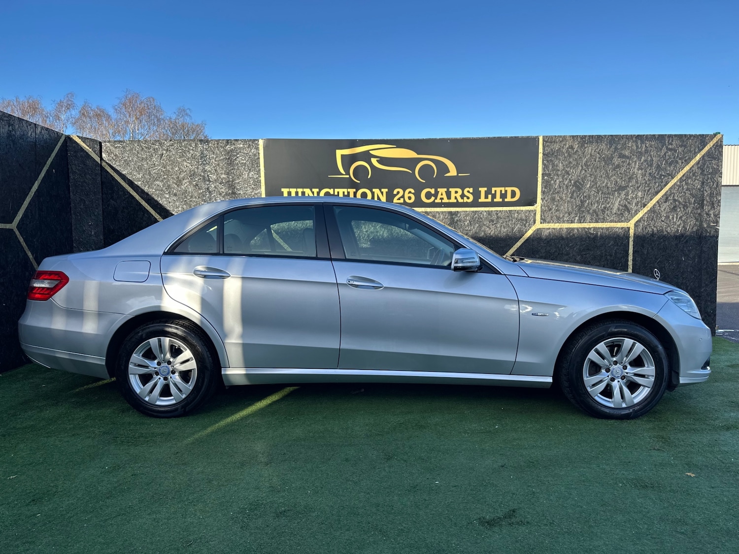 Used Mercedes-Benz E Class 2011 for sale - 76599711: Photo 2