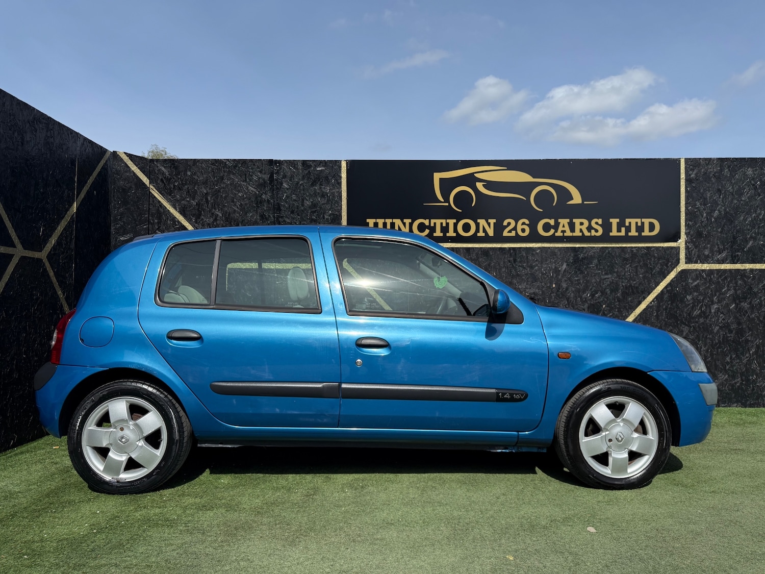 Used Renault Clio 2001 for sale - 78197925: Photo 2