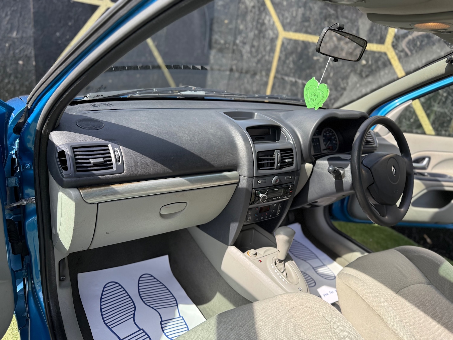 Used Renault Clio 2001 for sale - 78197925: Photo 9