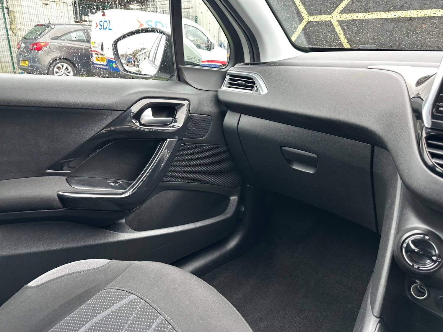 Used Peugeot 208 2014 for sale - 76969681: Photo 16