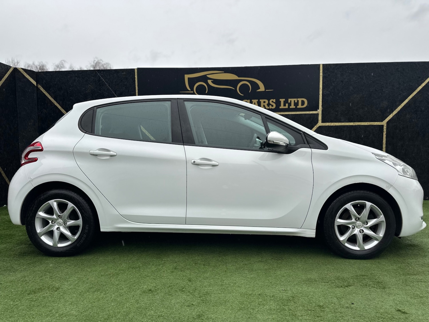Used Peugeot 208 2014 for sale - 76969681: Photo 2