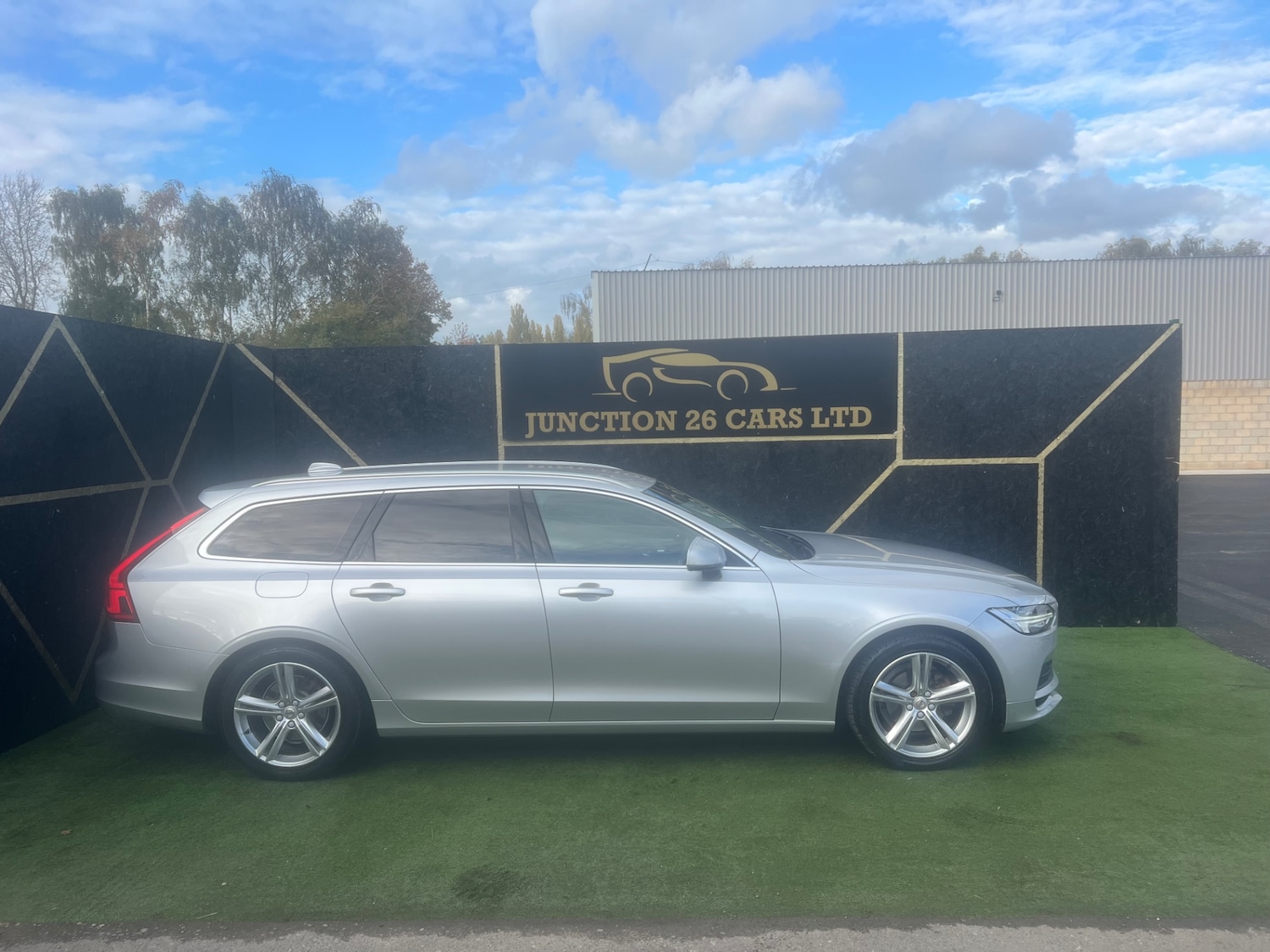 Used Volvo V90 2017 for sale - 76343046: Photo 2