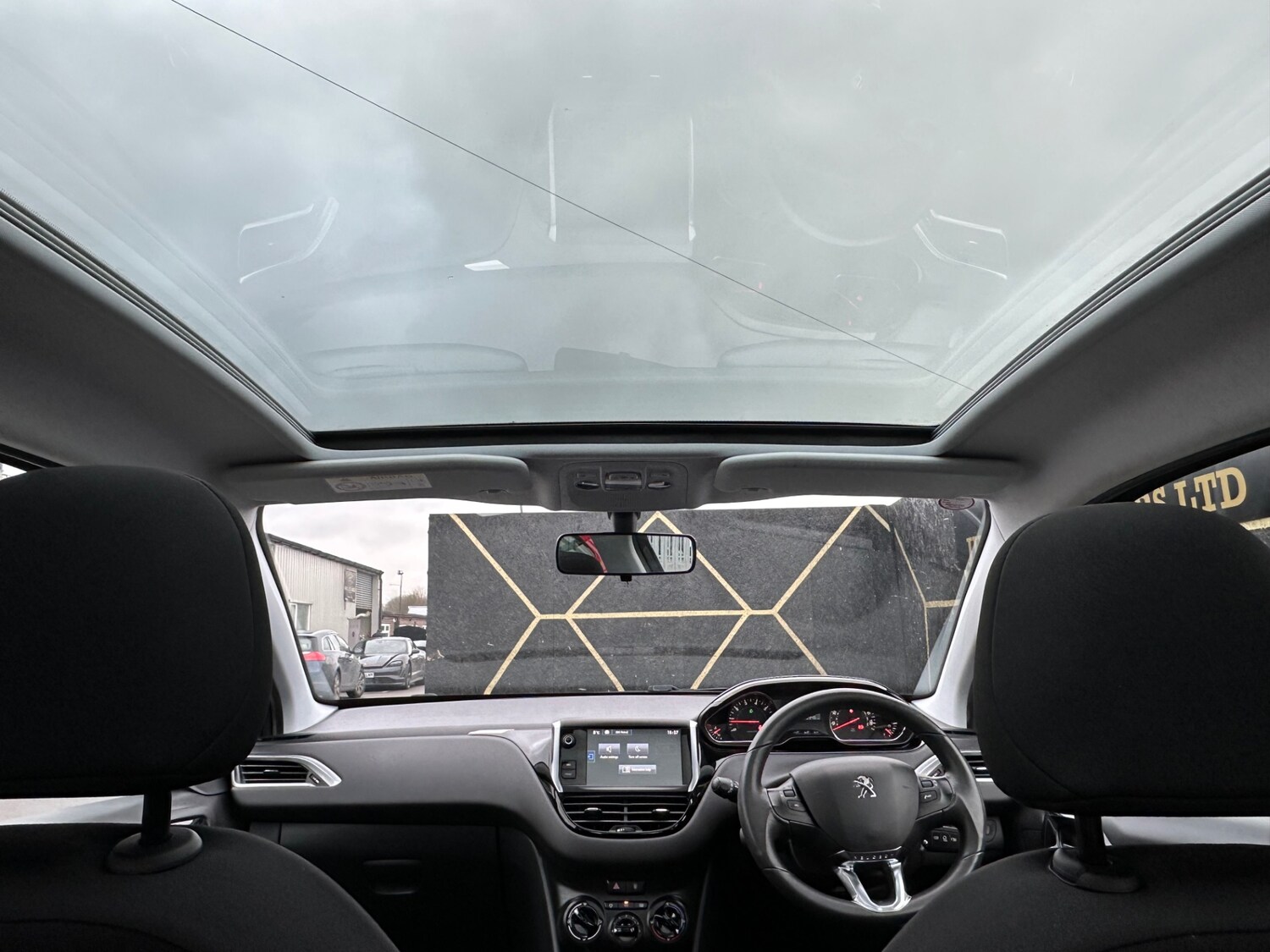 Used Peugeot 208 2015 for sale - 77436140: Photo 13