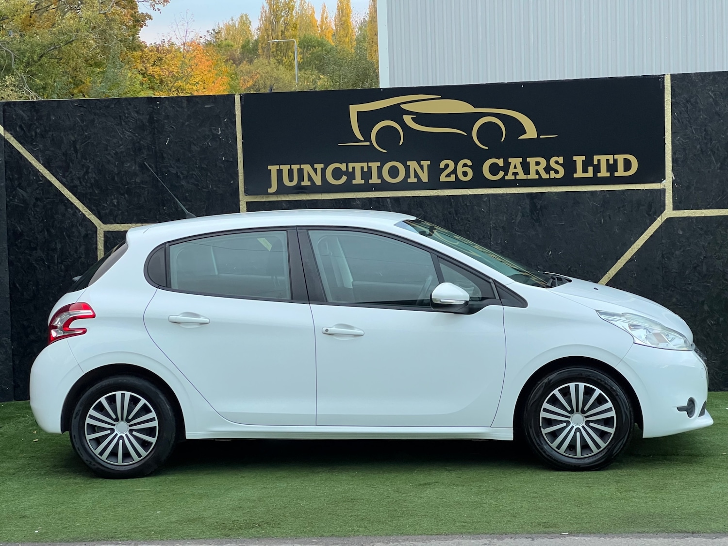 Used Peugeot 208 2013 for sale - 76384647: Photo 2