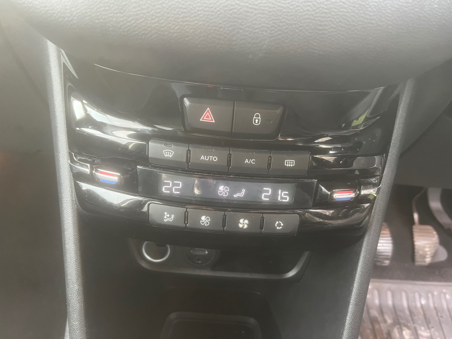 Used Peugeot 208 2013 for sale - 77630460: Photo 11