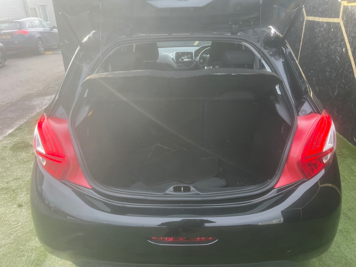 Used Peugeot 208 2013 for sale - 77630460: Photo 14