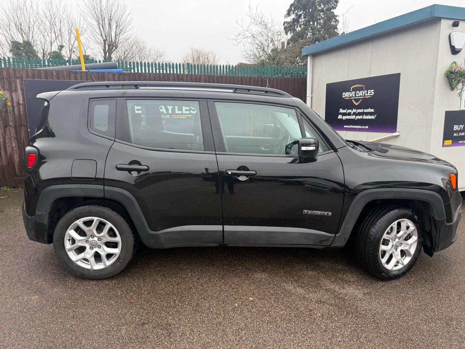 Used Jeep Renegade 2017 for sale - 77610600: Photo 2