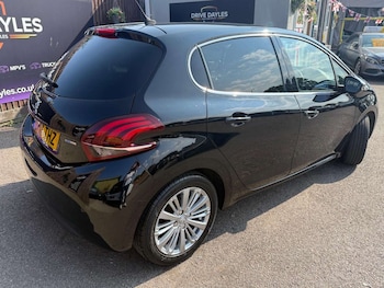 Used Peugeot 208 2017 for sale - 79254615: Photo