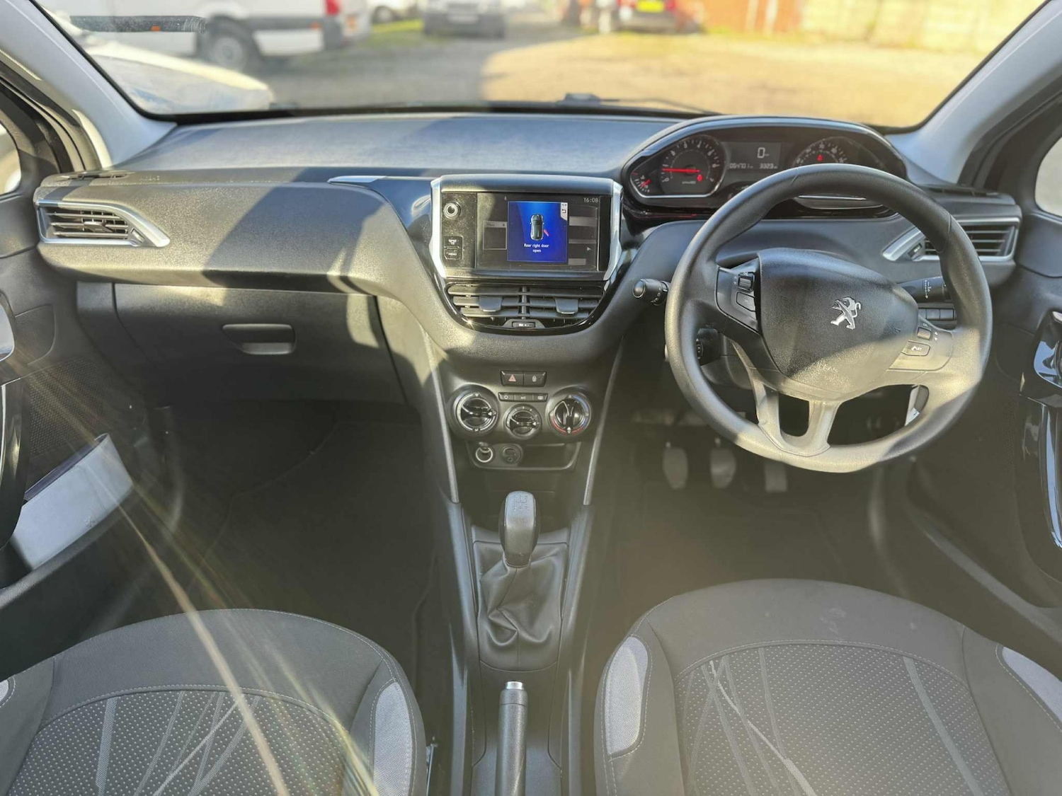 Used Peugeot 208 2013 for sale - 76387553: Photo 12