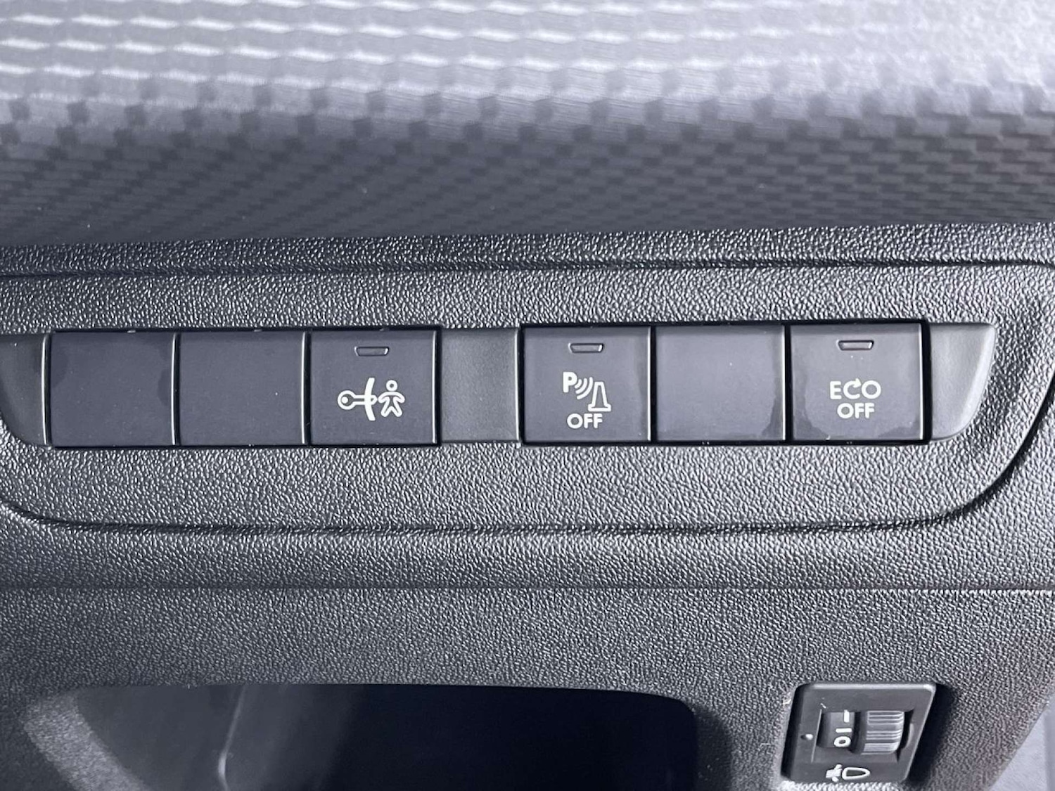 Used Peugeot 2008 2015 for sale - 76544317: Photo 49