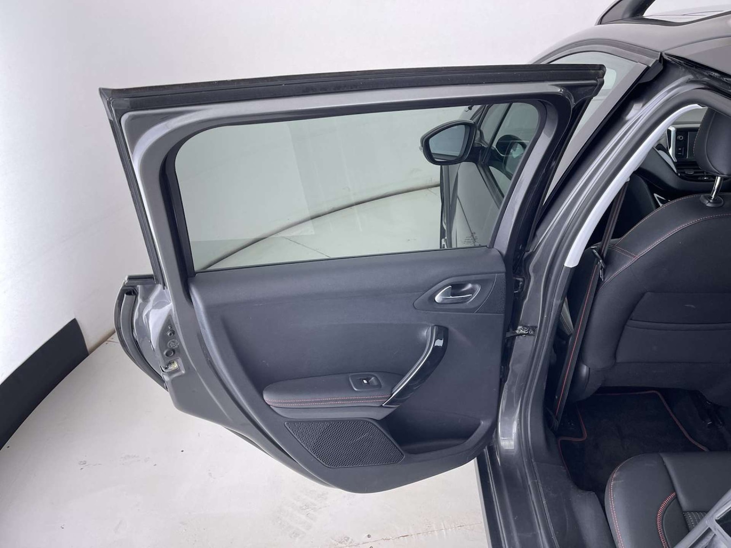 Used Peugeot 2008 2017 for sale - 76352652: Photo 28