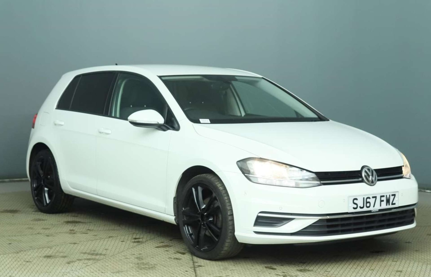 Used Volkswagen Golf 2017 for sale - 76601753: Photo 1