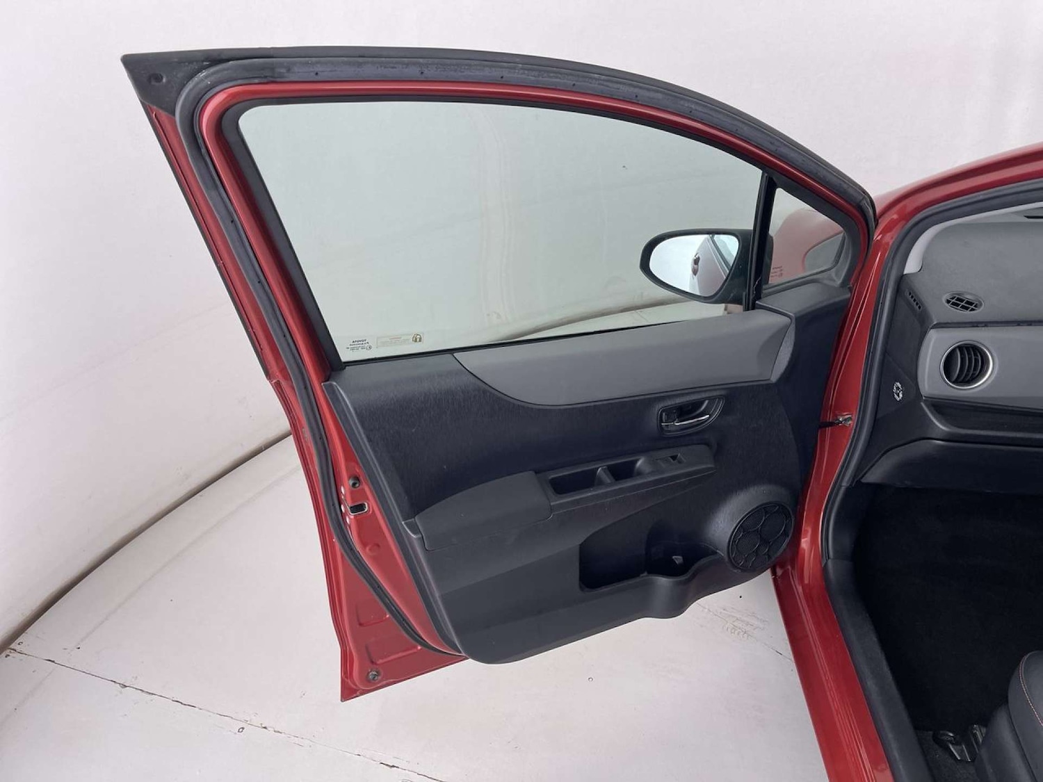 Used Toyota Yaris 2012 for sale - 76100792: Photo 27