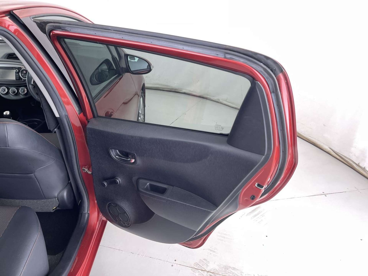 Used Toyota Yaris 2012 for sale - 76100792: Photo 30