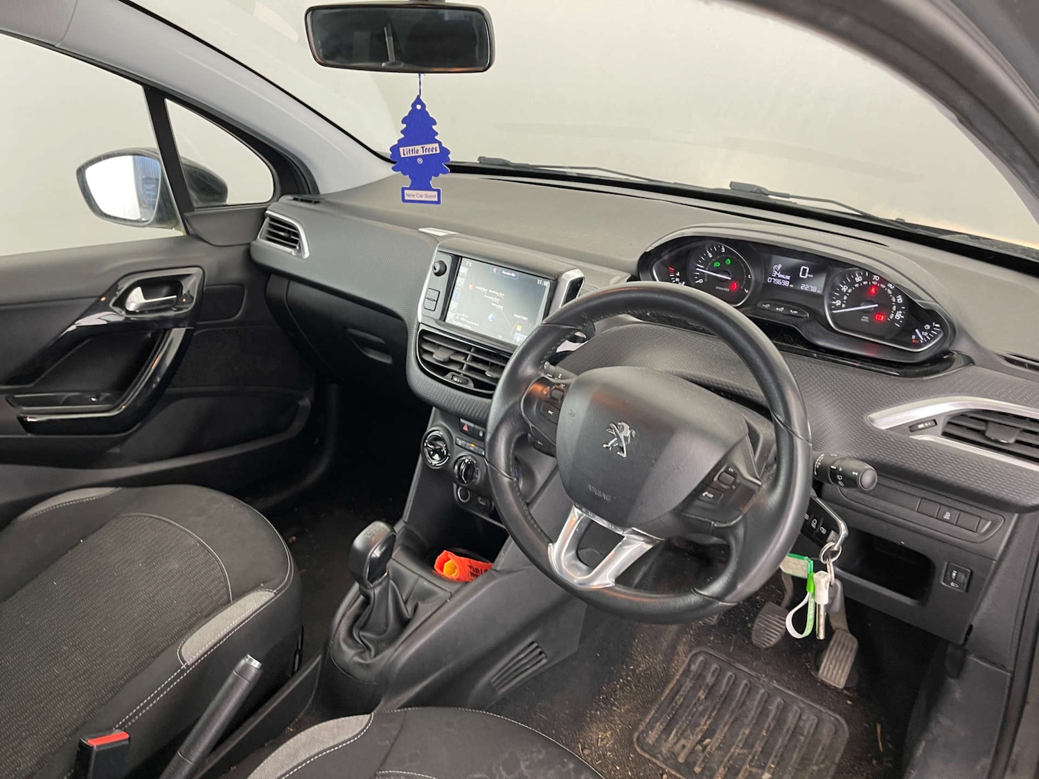 Used Peugeot 208 2015 for sale - 76692680: Photo 9