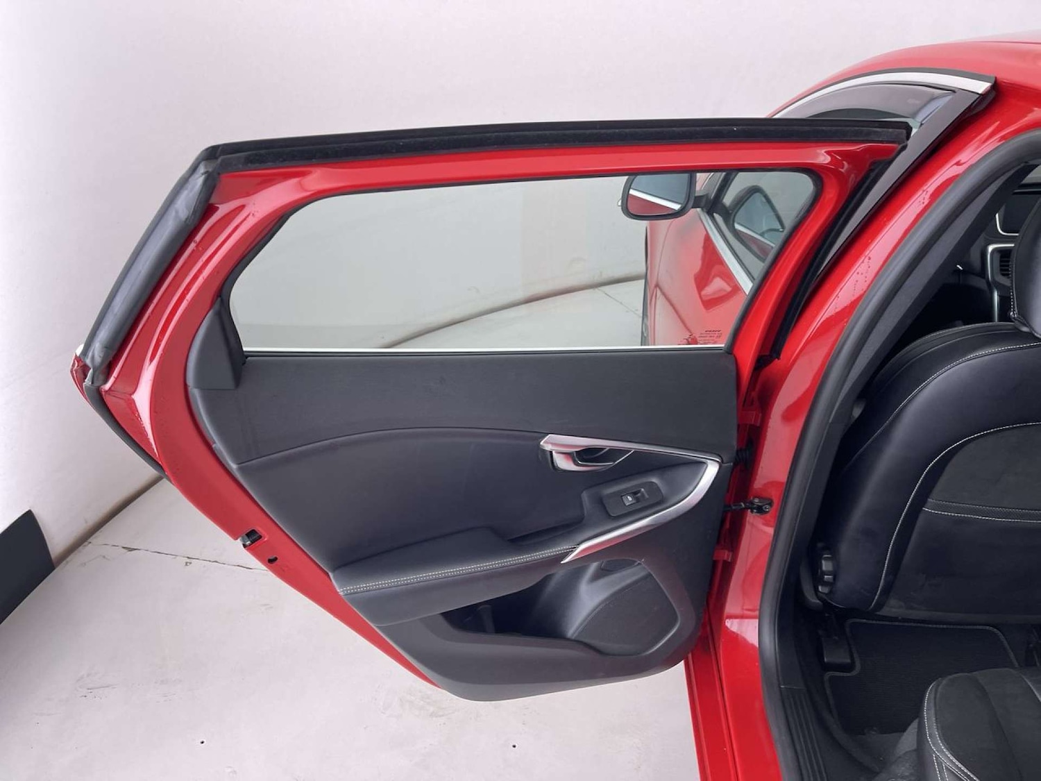 Used Volvo V40 2015 for sale - 76477409: Photo 28