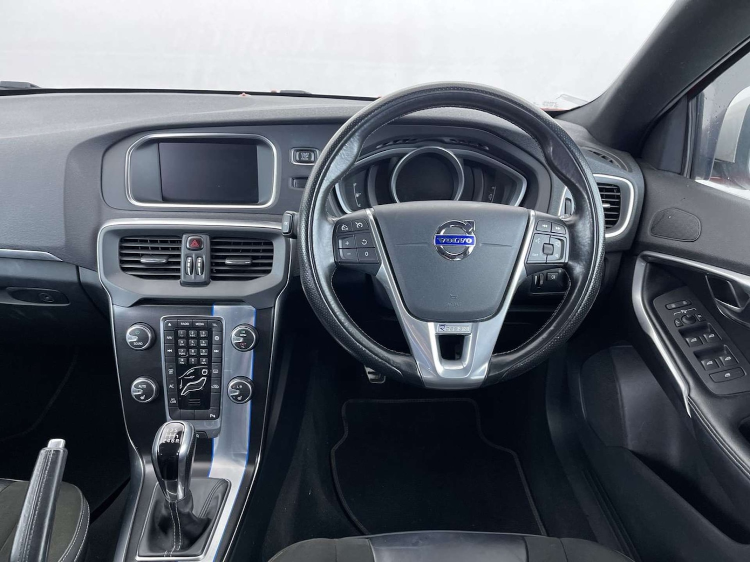 Used Volvo V40 2015 for sale - 76477409: Photo 35