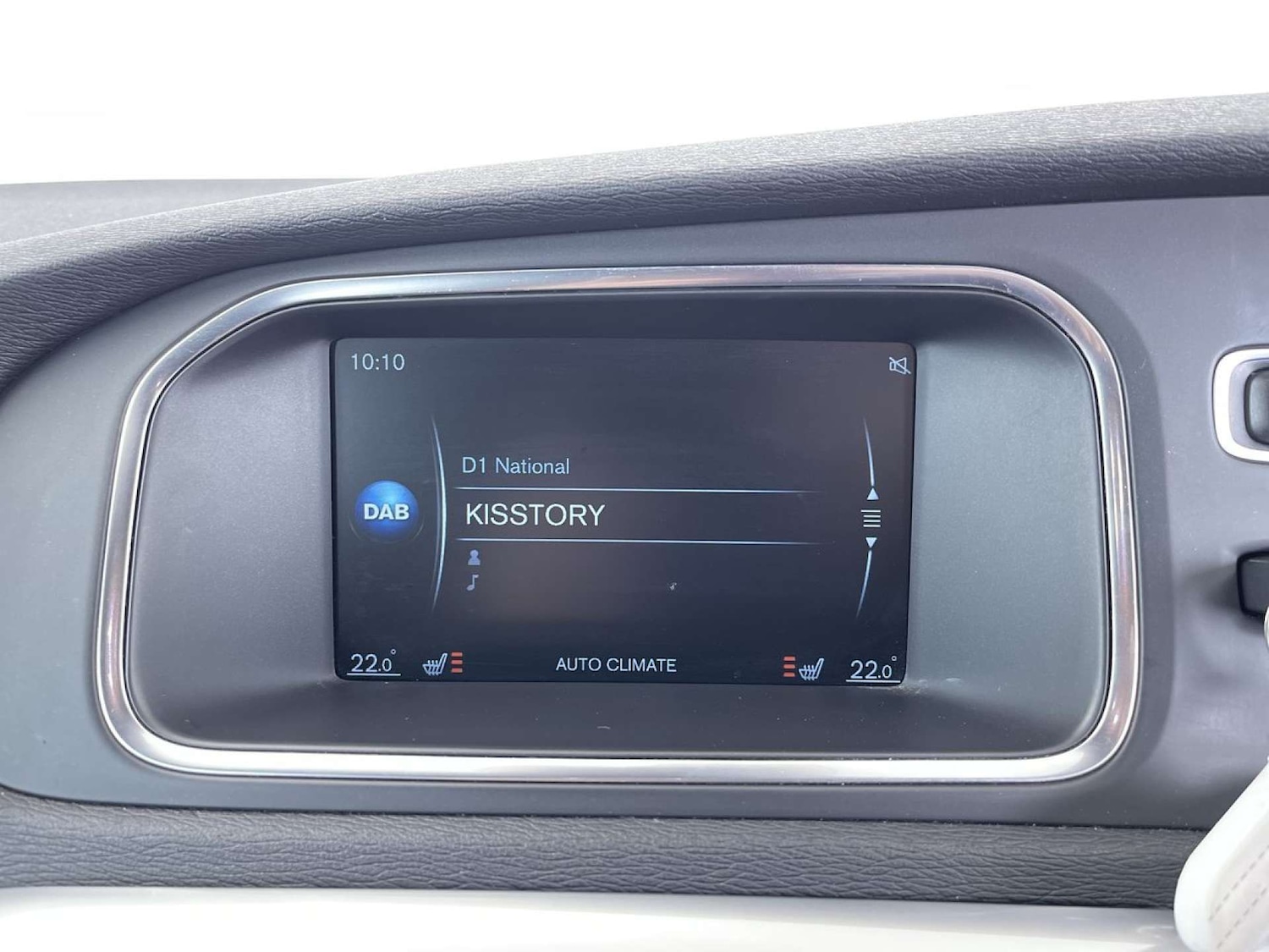 Used Volvo V40 2015 for sale - 76477409: Photo 41