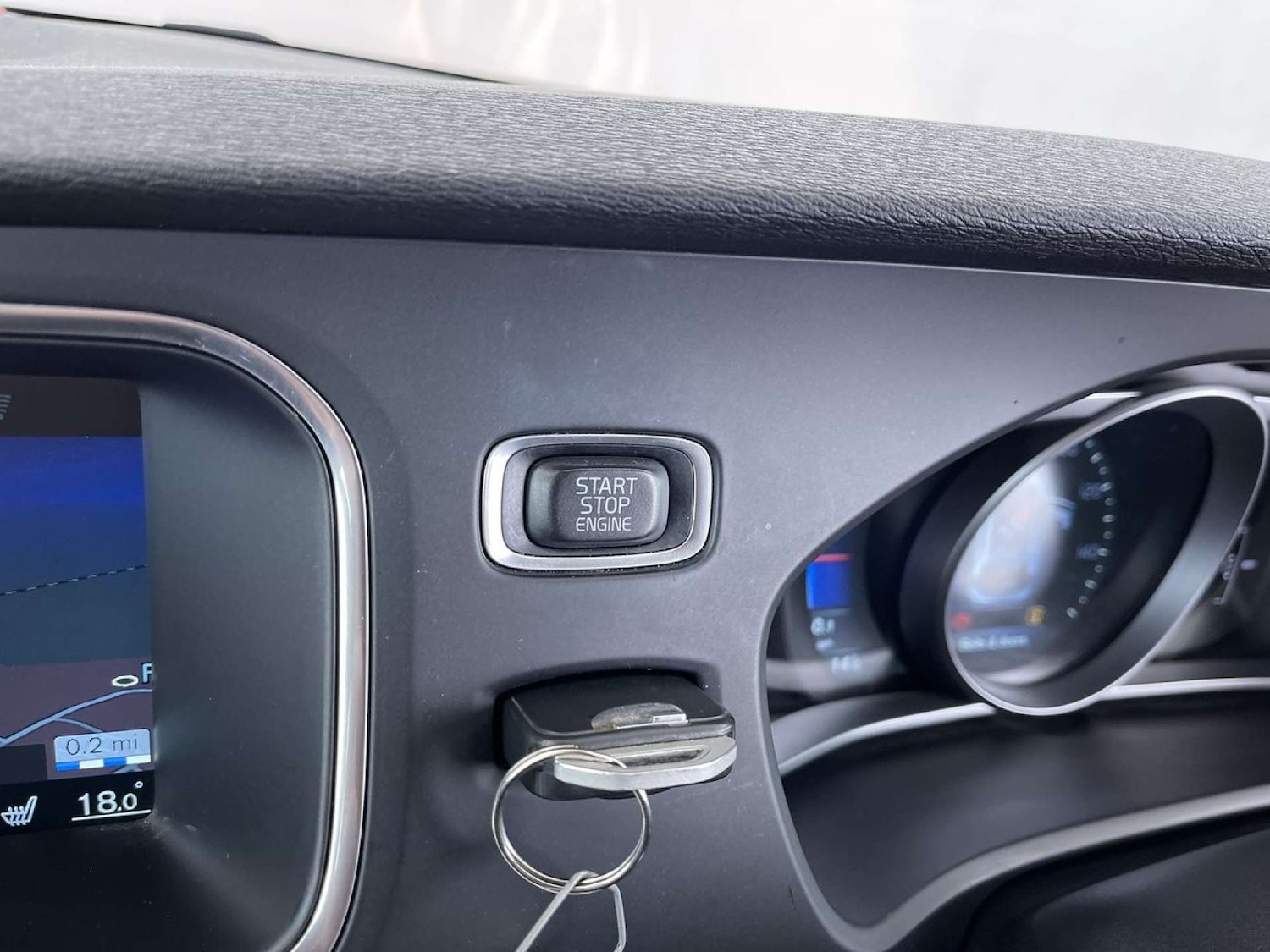 Used Volvo V40 2015 for sale - 76477409: Photo 45