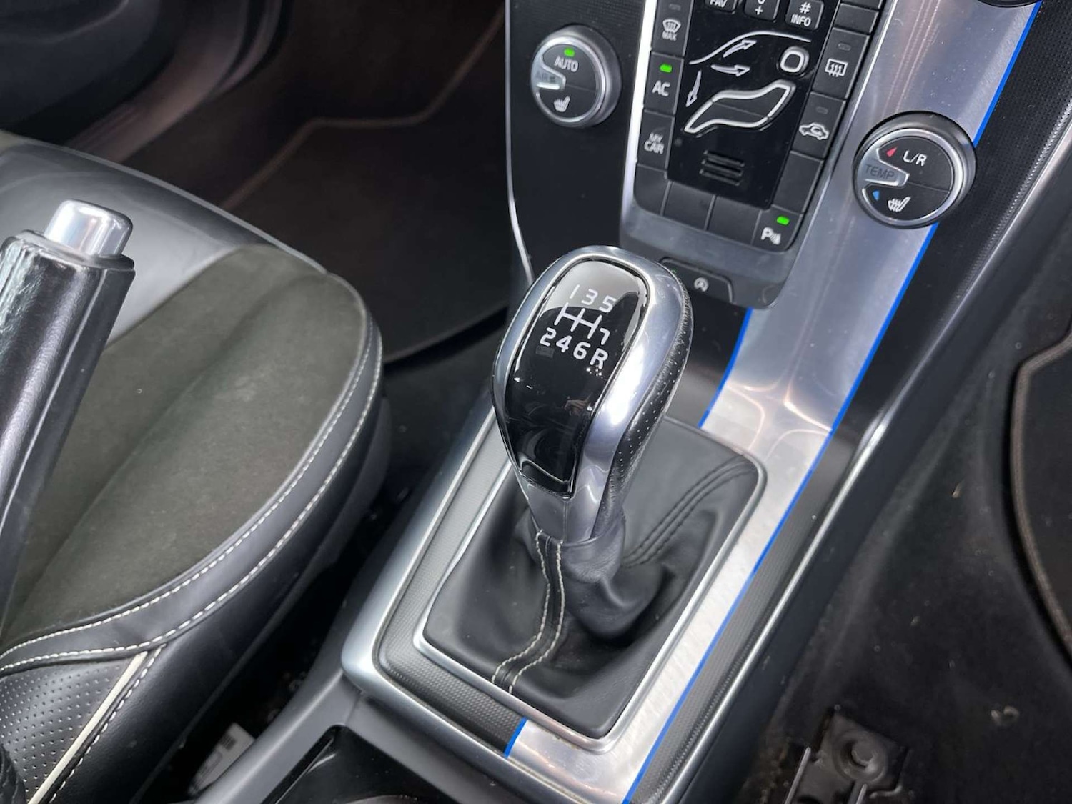 Used Volvo V40 2015 for sale - 76477409: Photo 47