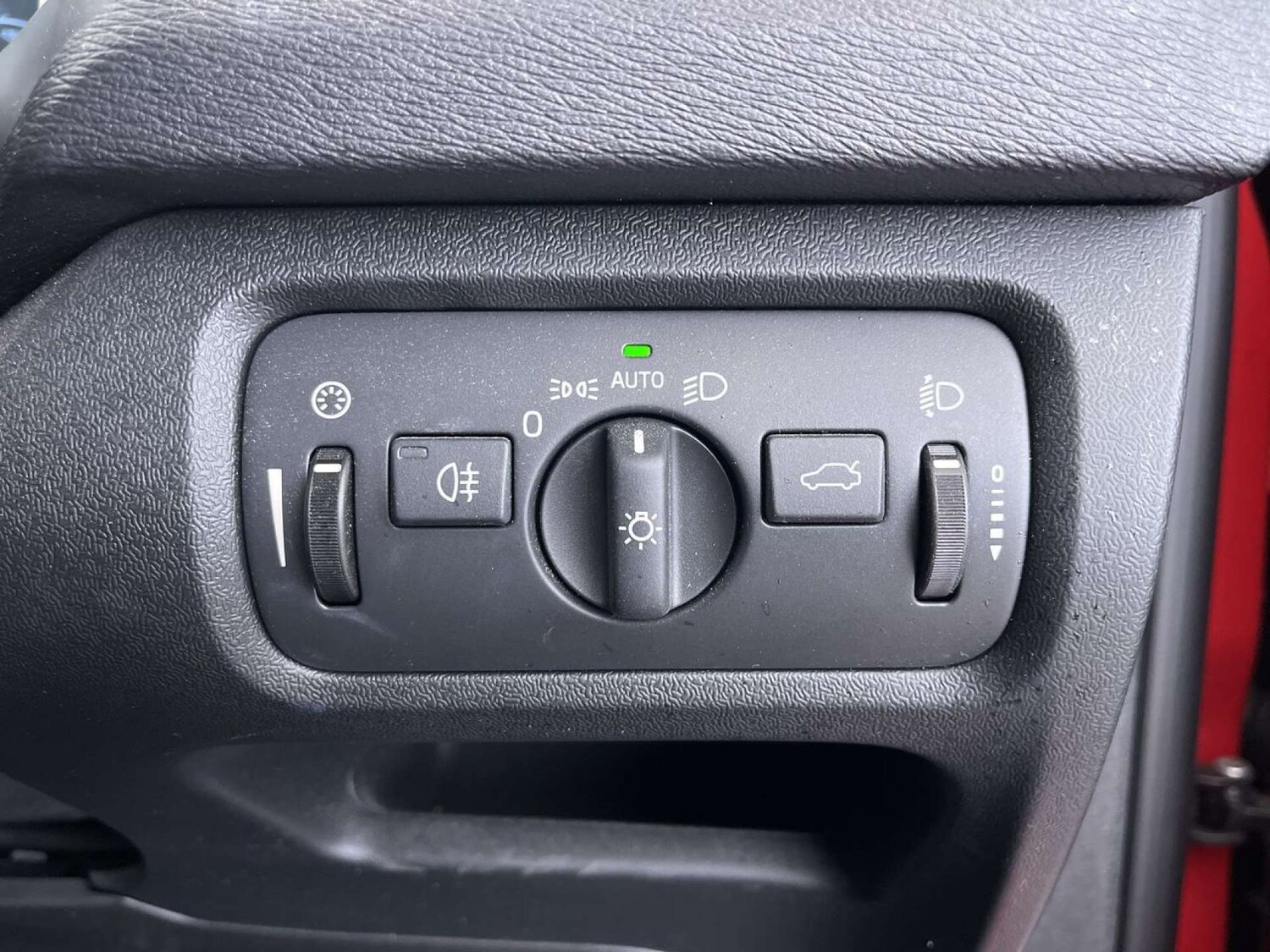 Used Volvo V40 2015 for sale - 76477409: Photo 49