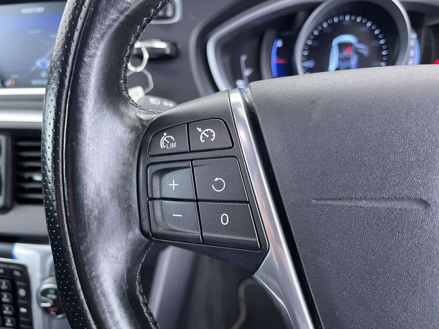 Used Volvo V40 2015 for sale - 76477409: Photo 51