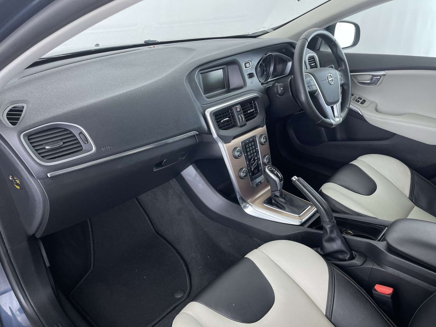 Used Volvo V40 2016 for sale - 77200714: Photo 32