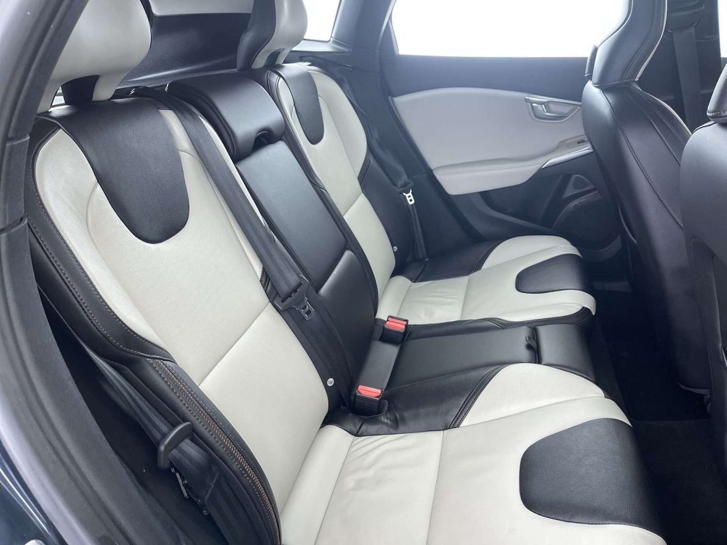 Used Volvo V40 2016 for sale - 77200714: Photo 9