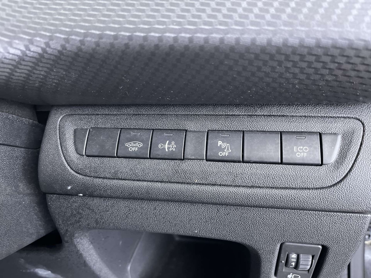 Used Peugeot 2008 2017 for sale - 77437450: Photo 50