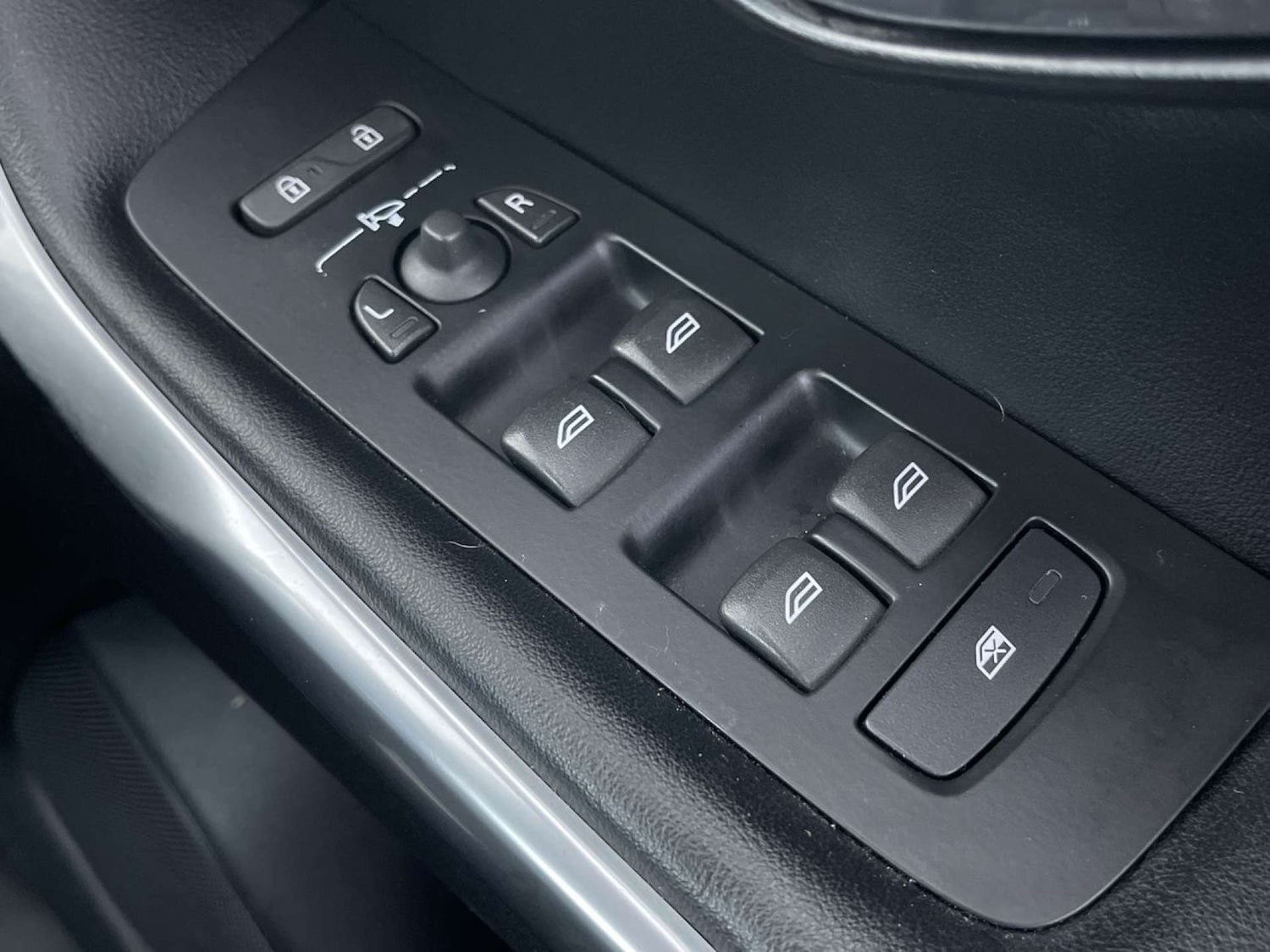 Used Volvo V40 2017 for sale - 76544310: Photo 50