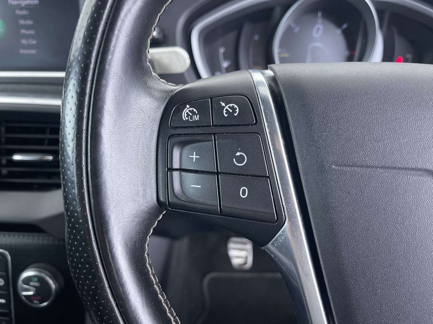 Used Volvo V40 2017 for sale - 76544310: Photo 51