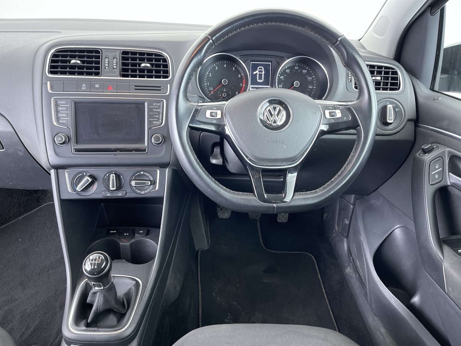Used Volkswagen Polo 2015 for sale - 76542277: Photo 33