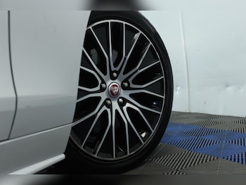 Used Jaguar XE 2019 for sale - 79022389: Photo