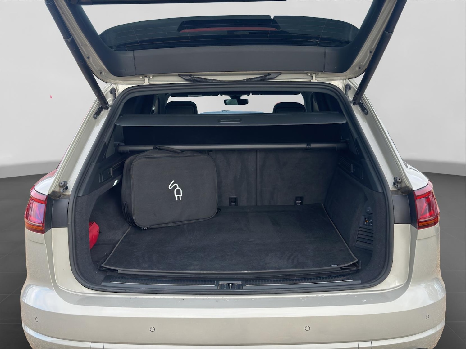 Used Volkswagen Touareg 2023 for sale - 76649998: Photo 22