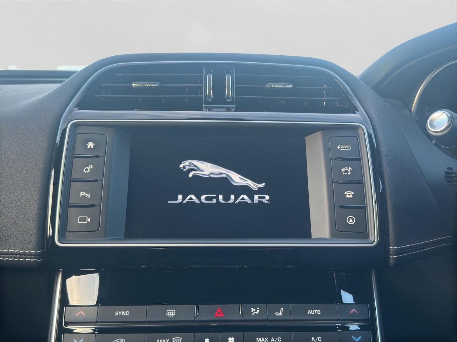 Used Jaguar XE 2016 for sale - 76696992: Photo 17