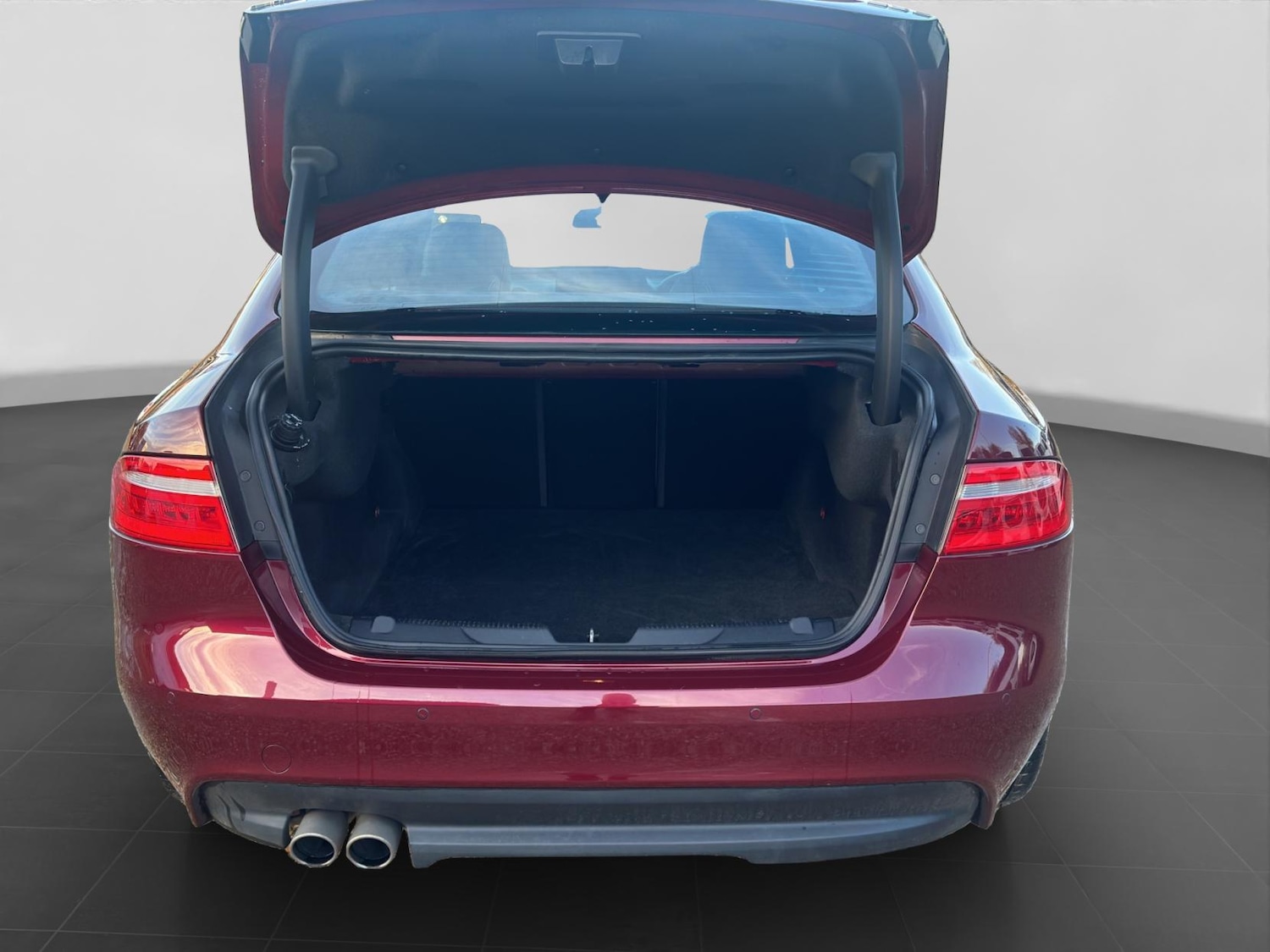 Used Jaguar XE 2016 for sale - 76696992: Photo 21