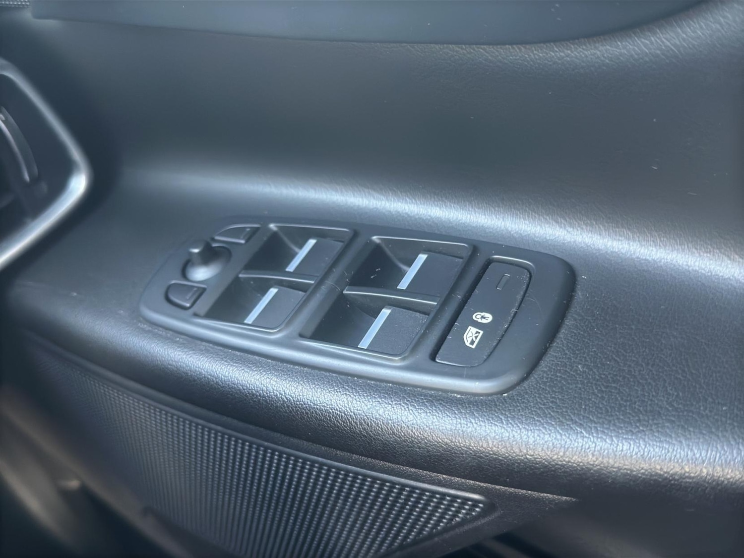 Used Jaguar XE 2016 for sale - 76696992: Photo 34