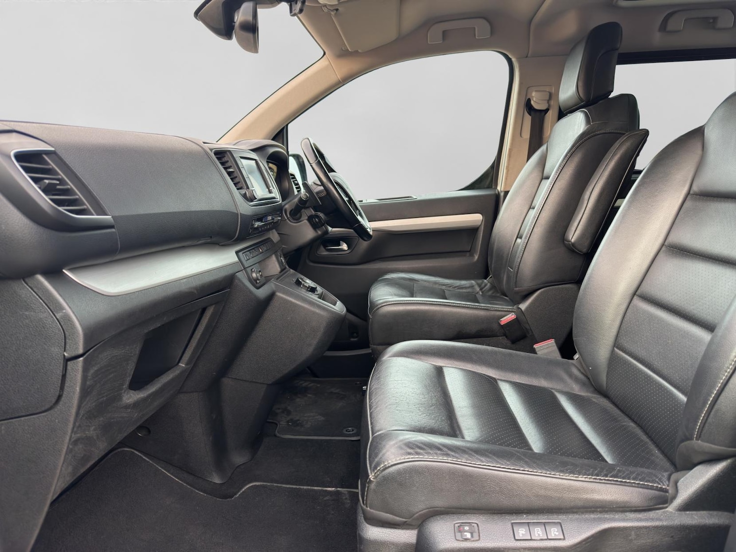 Used Peugeot Traveller 2018 for sale - 76709829: Photo 18