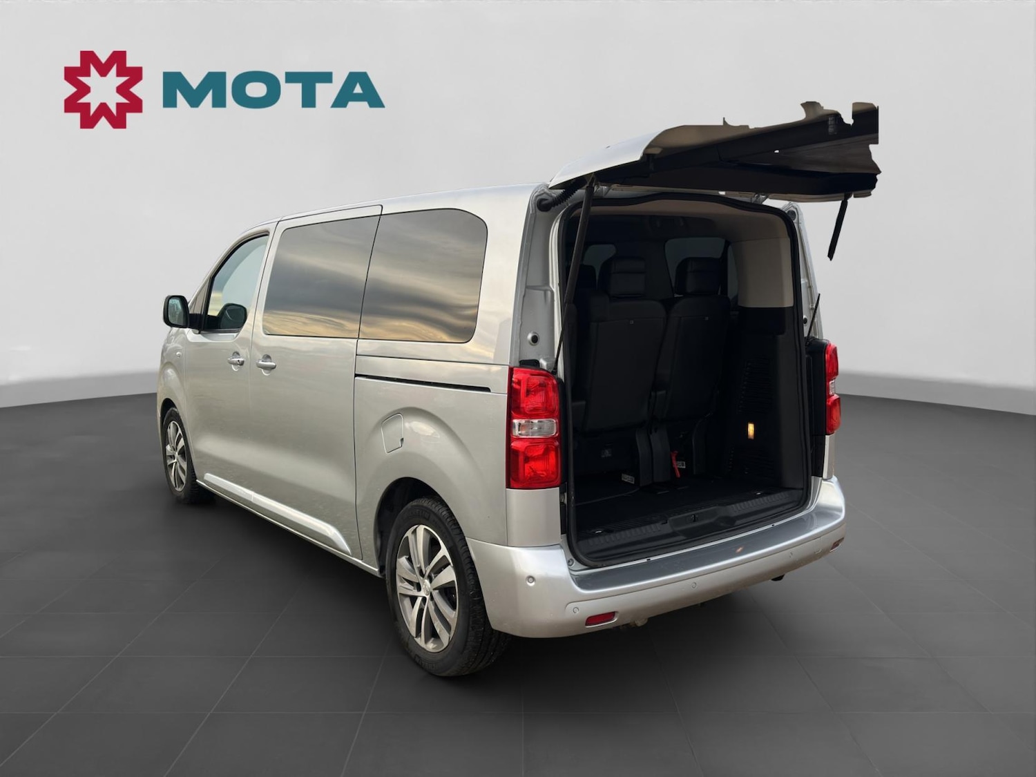 Used Peugeot Traveller 2018 for sale - 76709829: Photo 8