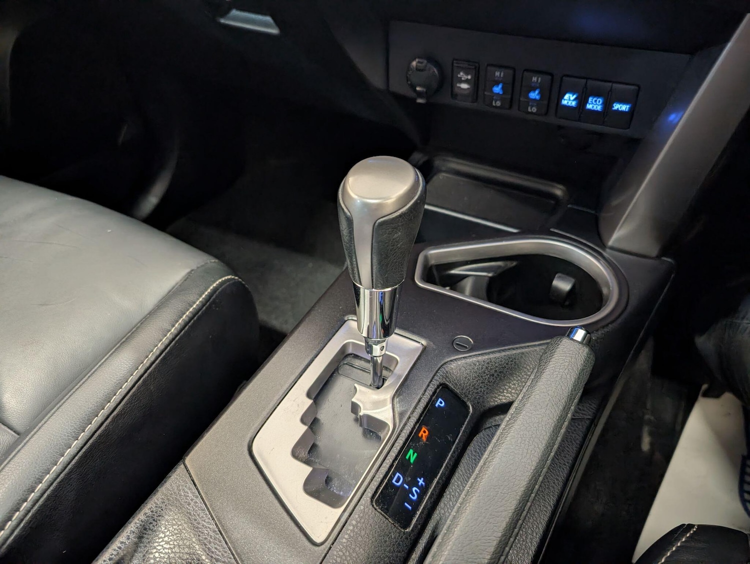 Used Toyota RAV4 2016 for sale - 76989935: Photo 28