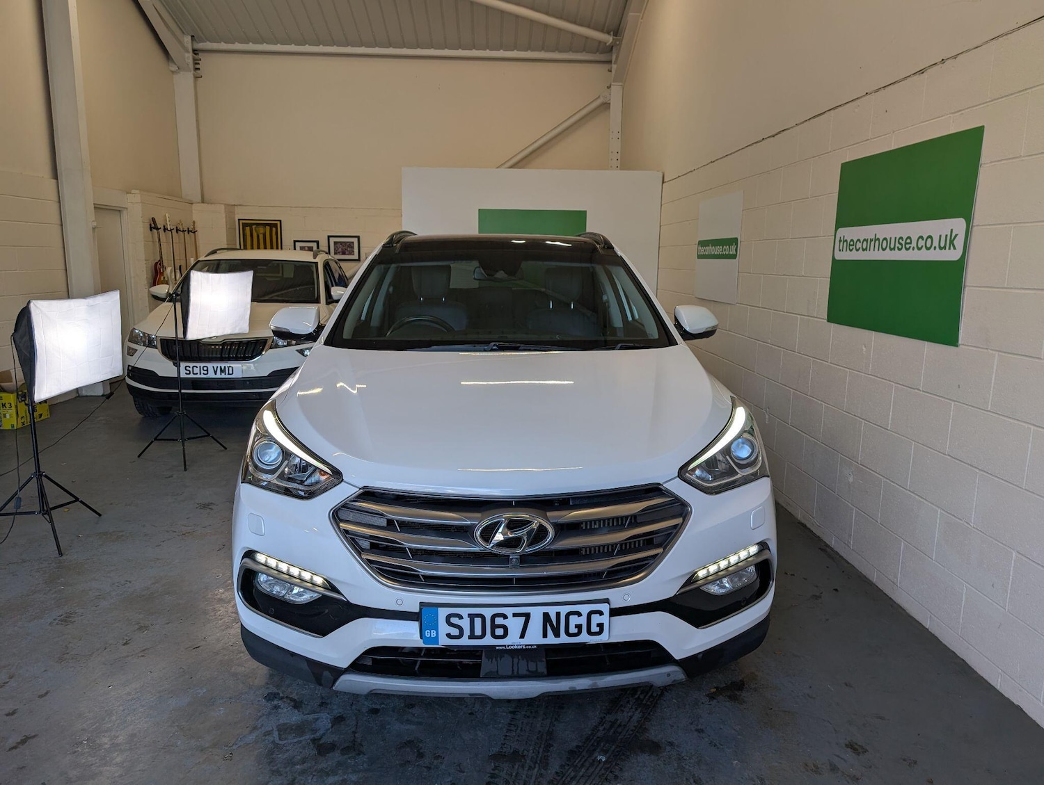 Used Hyundai Santa Fe 2017 for sale - 76990299: Photo 2