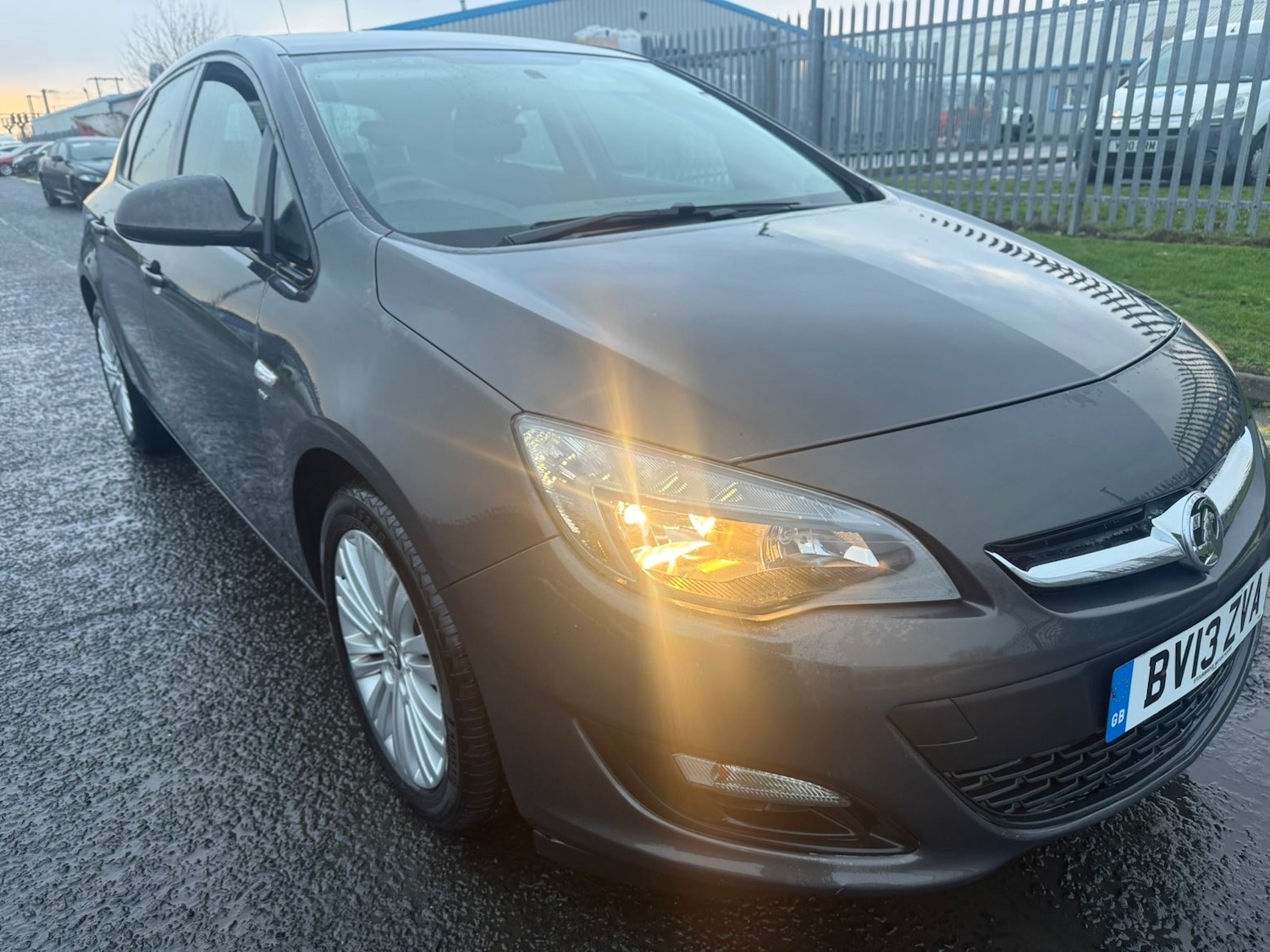 Used Vauxhall Astra 2013 for sale - 77127704: Photo 2