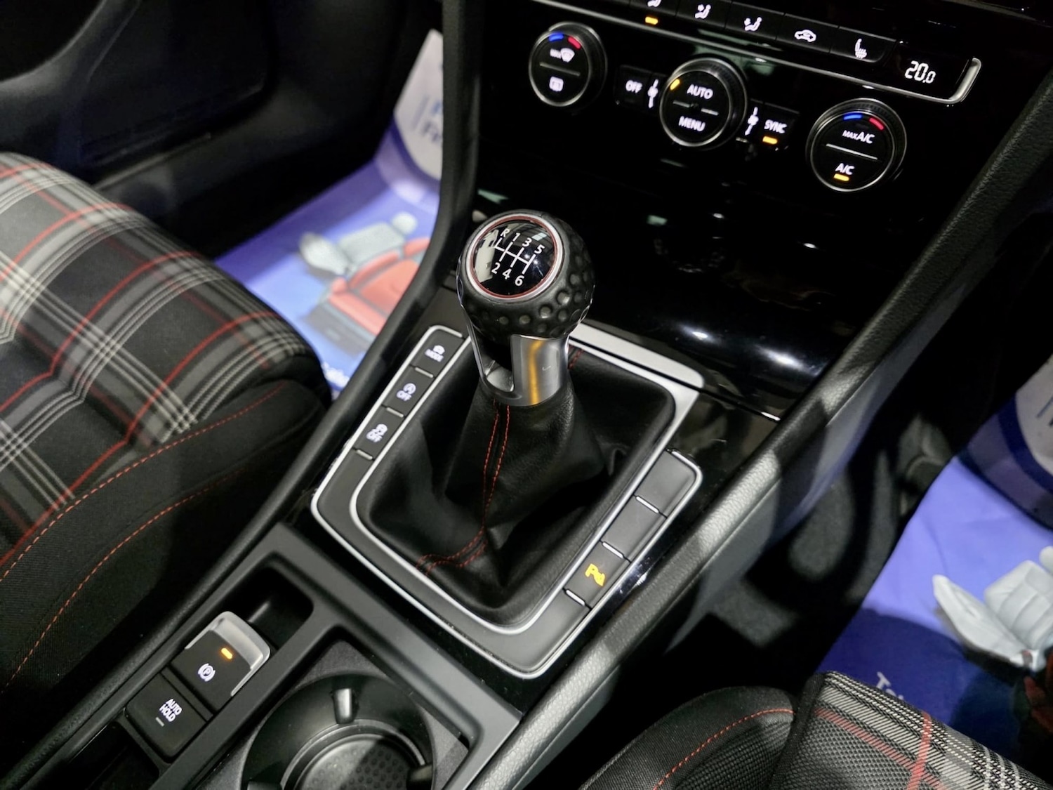 Used Volkswagen Golf 2017 for sale - 77535940: Photo 2